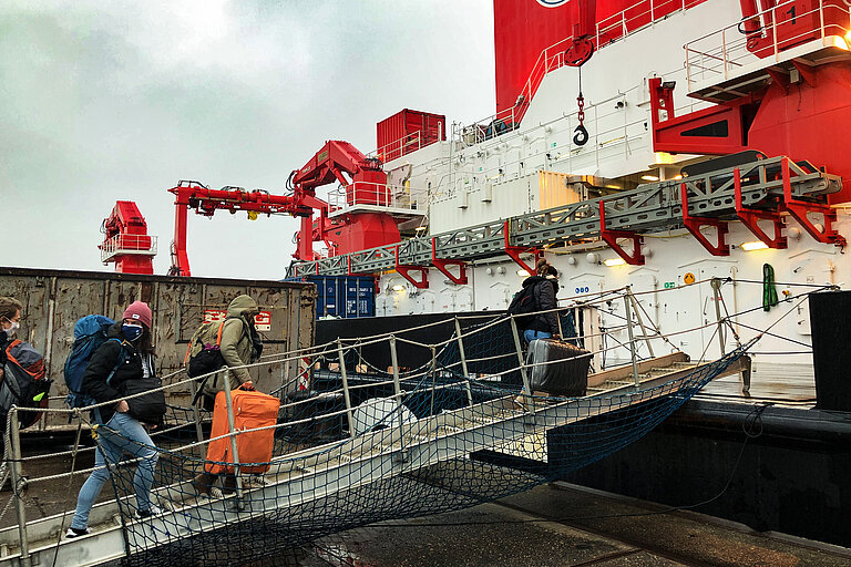 Nach Quarantäne und negativen COVID-19-Tests konnte das Team der Expedition SO279 gestern in Emden an Bord des Forschungsschiffs SONNE gehen. Foto: Isabelle Schulz/JPI Oceans