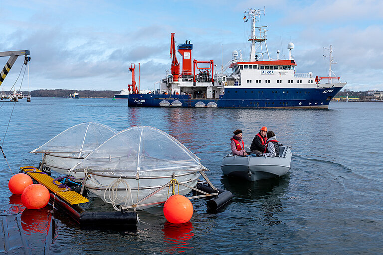 Forschungsschiff ALKOR, Schlauchboot und Mesokosmen in Kiel