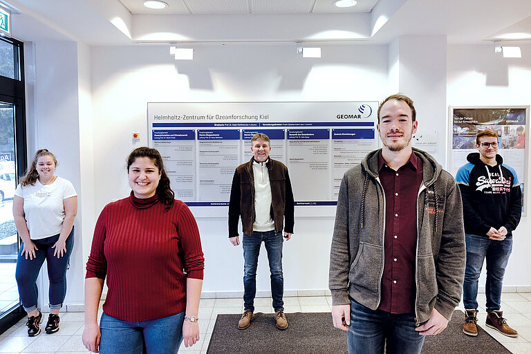 Dre Männer und zwi Frauen stehen mit Abständen im Foyer des GEOMAR am Düsternbrooker Weg
