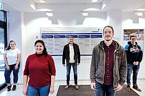 Dre Männer und zwi Frauen stehen mit Abständen im Foyer des GEOMAR am Düsternbrooker Weg