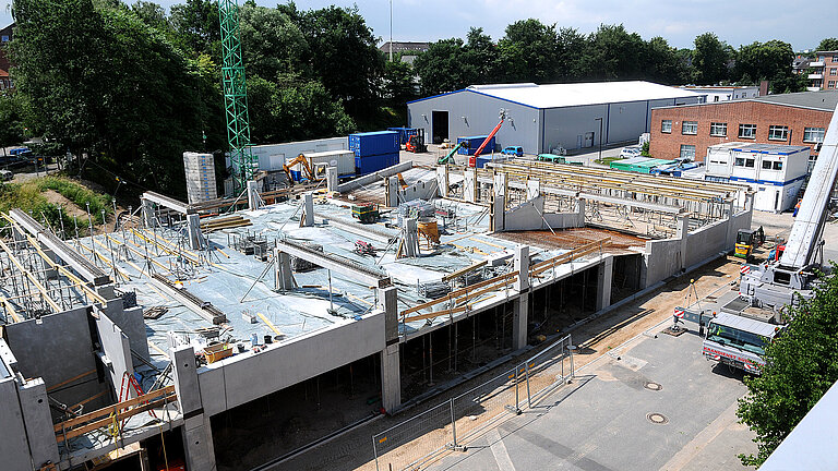 June 2016: Element ceilings are installed on the parking garage construction site, which also form the floor for the next parking level
