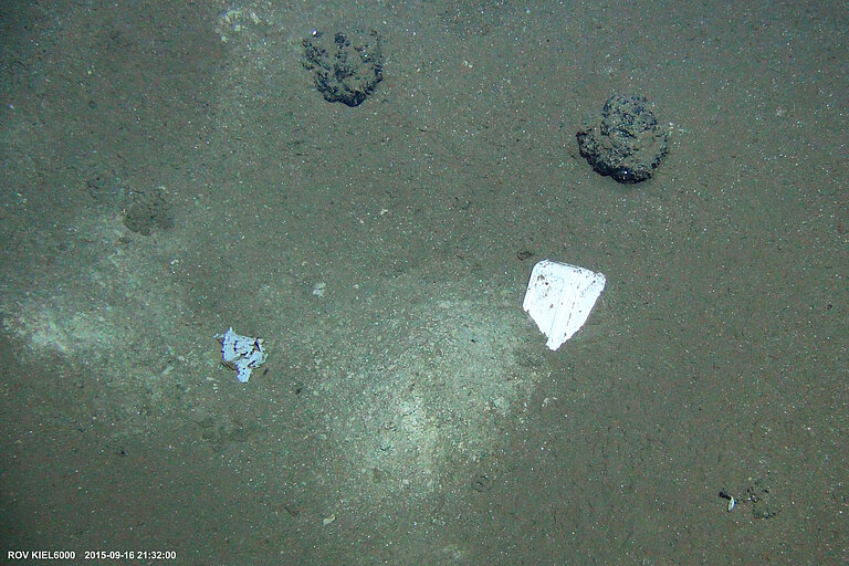 Quarkpackung neben Manganknollen in mehr als 4000 Metern Wassertiefe im sogenannten DISCOL-Gebiet (Südostpazifik). Foto: ROV-Team/GEOMAR