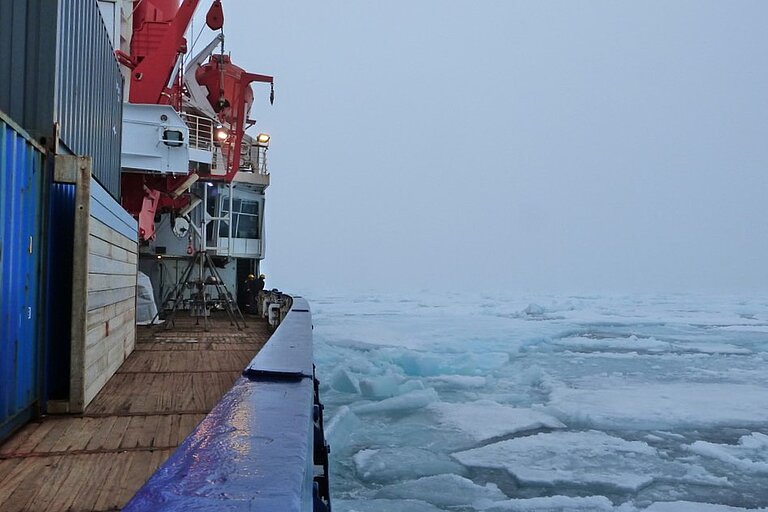 Bordwand der POLARSTERN und vereistes Meer