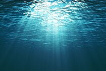 Blauer Ozean von unter Wasser, Lichtstrahlen fallen durch das Wasser