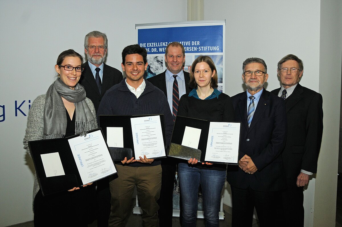 Die drei Preisträger Dr. Felicitas Hansen, Dr. Lionel Alejandro Arteaga Quintero und Dr. Ines Dumke (v.l. mit Urkunde) mit GEOMAR Direktor Prof. Dr. Peter Herzig und Vertretern der Prof. Dr. Werner Petersen-Stiftung. Foto: A. Villwock, GEOMAR.