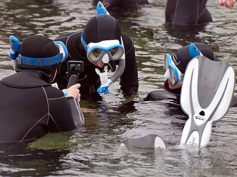 Schülerinnen mit Schnochel-Ausrüstung in der Kieler Förde