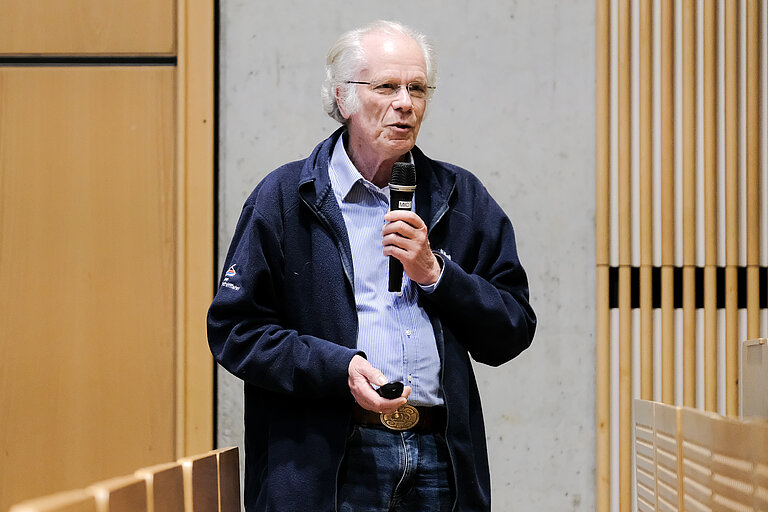 Der ehemalige Schiffskoordinator des GEOMAR Dr. Thomas Müller erinnert ann die frühen Jahre der POSEIDDON. Foto: Jan Steffen/GEOMAR