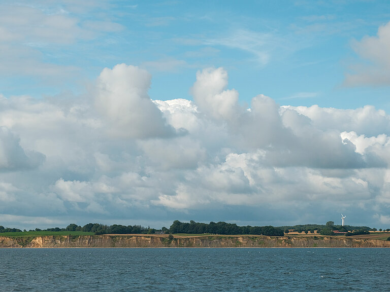 Ostseeküste mit Wolken 