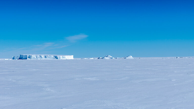 Eine große Eisfläche unter strahlend blauem Himmel