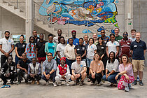 Eine Gruppe Menschen, formiert für ein Gruppenbild.