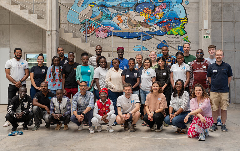 Eine Gruppe Menschen, formiert für ein Gruppenbild.
