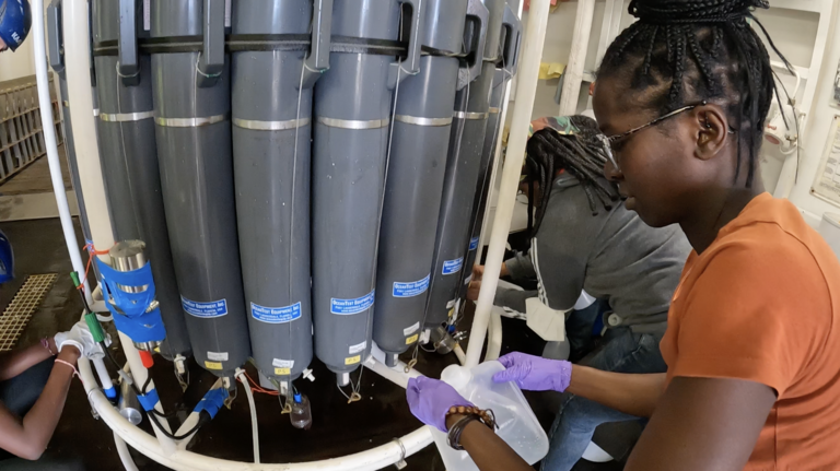 Abfüllen von Wasserproben an Bord der POLARSTERN.