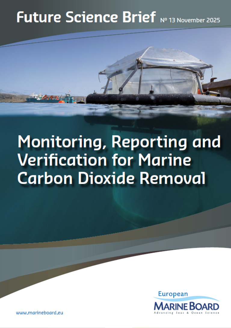 Titelblatt einer Broschüre, auf der auch ein Mesokosmos im Wasser zu sehen ist