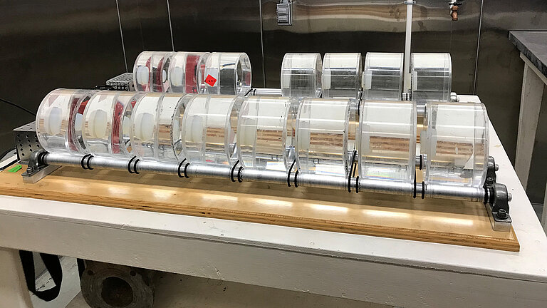 Roller Tanks simulieren die Partikelbildung im Meer.