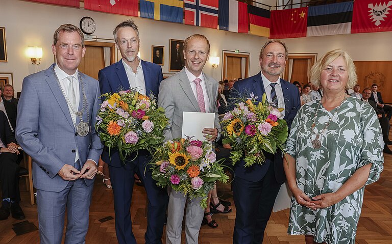 Oberbürgermeister Ulf Kämpfer, Professor Dr. Hinrich Schulenburg, RNDr. Stefan Kloth, Professor Dr. Anton Eisenhauer und Stadtpräsidentin Bettina Aust bei der Preisverleihung im Rathaus. Foto: LH Kiel / Frank Molter