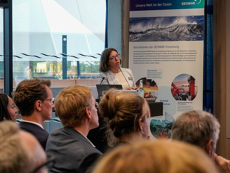 Eine Frau hält einen Vortrag