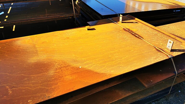 Bauelemente aus Cortenstahl mit ihrer charakteristischen Patina. 