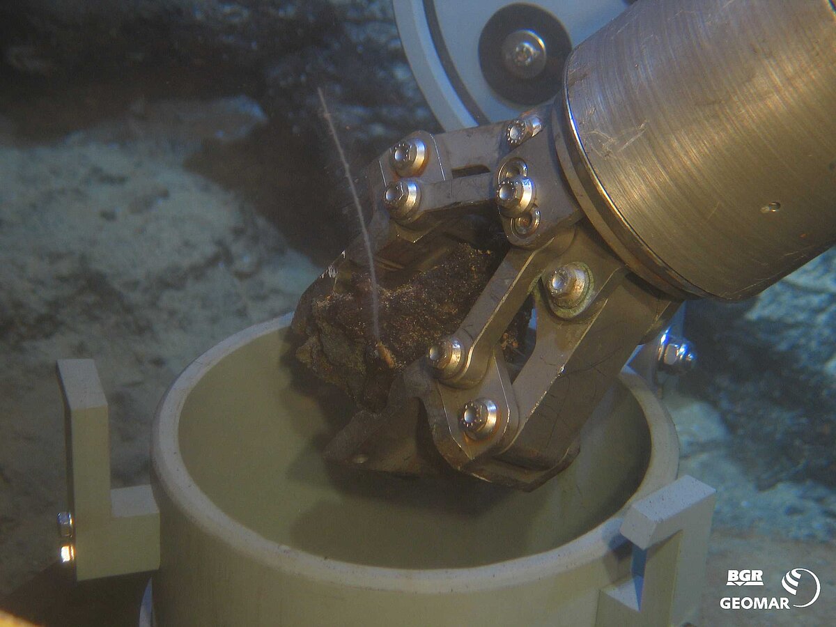 Orion verstaut eine Basaltprobe mit Koralle in der Biobox (2840 m).