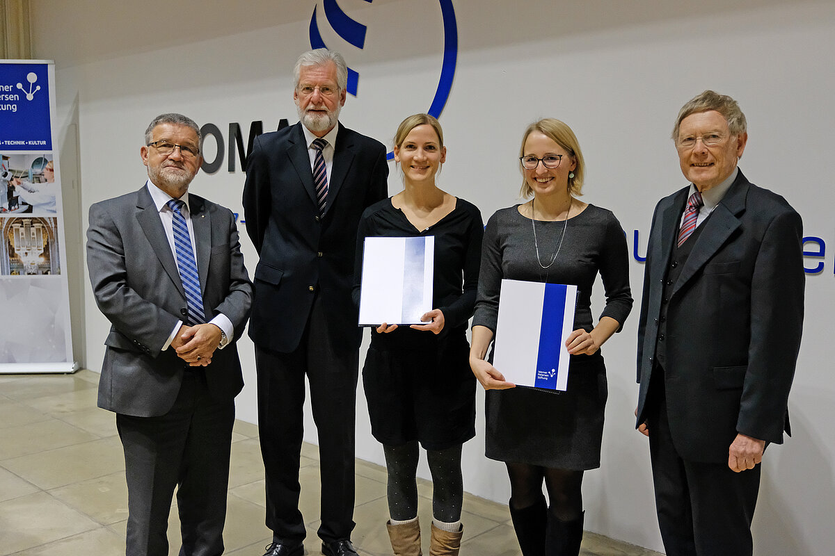 Für hervorragende Promotionsleistungen ausgezeichnet: Dr. Insa Rapp (3. v. li.) und Dr. Siren Rühs (2. v. re.). Dr. h.c. Klaus-Jürgen Wichmann (Petersen-Stiftung, li.), GEOMAR-Direktor Prof. Dr. Peter Herzig (2. v. li.) und Dr. Christian Zöllner (Petersen