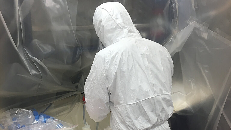 Samples for the determination of the iron concentration in seawater are taken under trace metal-pure conditions in the laboratory on board the research vessel SONNE.