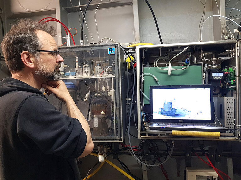 Messungen von Kohlendioxid-Konzentrationen an Bord eines Frachtschiffs im Nordatlantik.