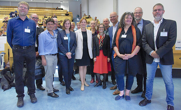 Eine Gruppe Menschen in einem Hörsaal