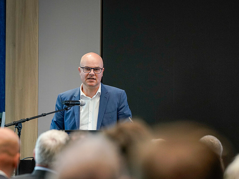 Ein Mann steht an einem Rednerpult