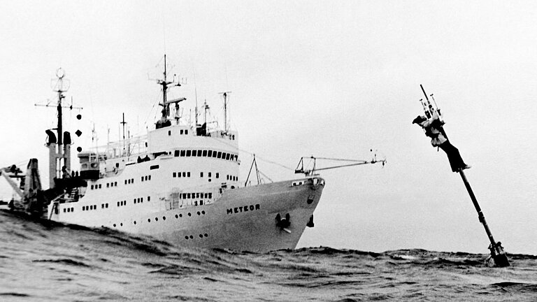 Foto: Wartung einer meteorologischen Boje während der JASIN-Expedition 1978, Archiv GEOMAR.