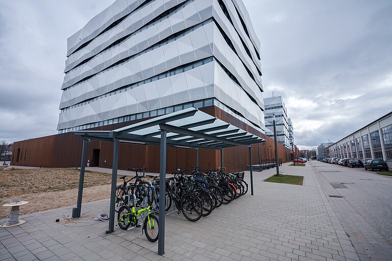 Fahrradständer vor dem neuen GEOMAR-Gebäude