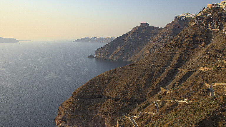 Das Meer und die Hügel einer Insel im Abendlicht
