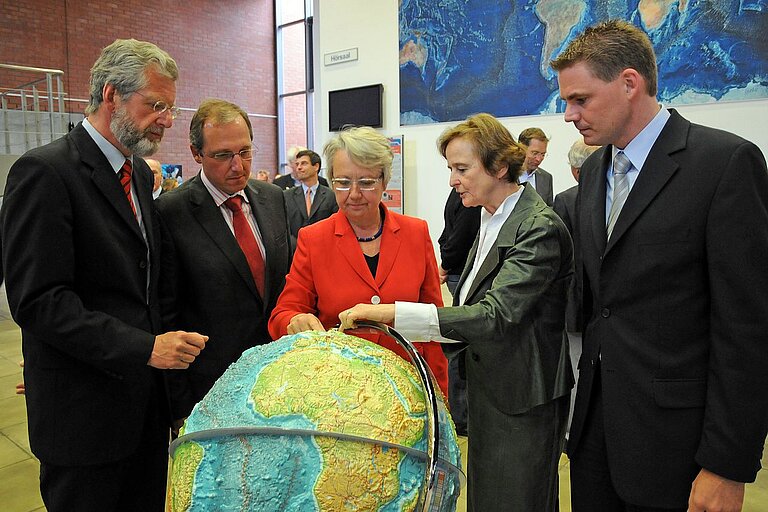 Prof. Dr. Karin Lochte (2.v.r.) erhielt am 26. April den Deutsche Bank IFM-GEOMAR Meeresforschungspreis 2010. Dazu gratulierten Bundesforschungsministerin Annette Schavan, IFM-GEOMAR-Direktor Prof. Dr. Peter Herzig (links), Schleswig-Holsteins Wissenschaftsminister Jost de Jager (2.v.l.) sowie Till Keulen von der Deutschen Bank. Foto: Jan Steffen, IFM-GEOMAR