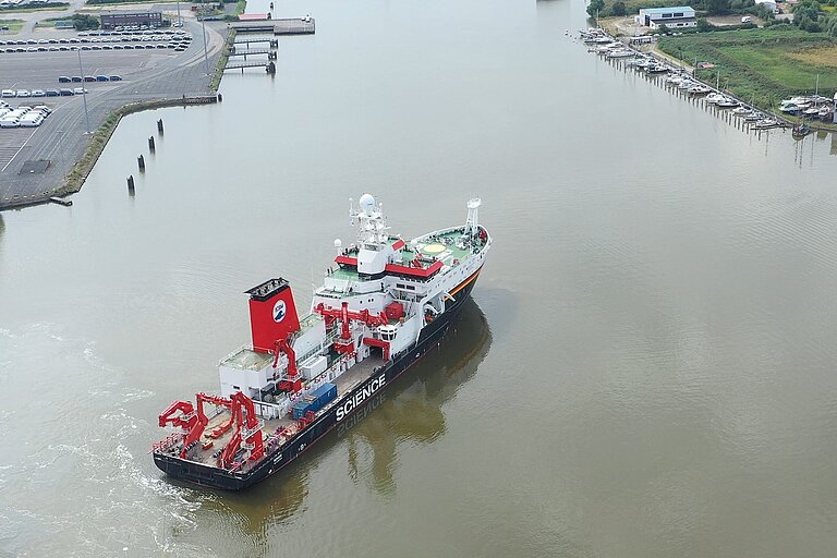 Die SONNE verlässt dem Emdener Hafen. 