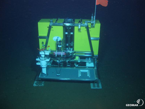 Elevator with Eddy Correlation modules and pore water sampler approached by ROV Kiel 6000.