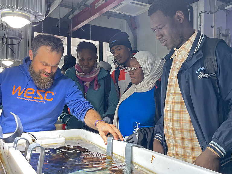 Forschende an einem Versuchsbecken