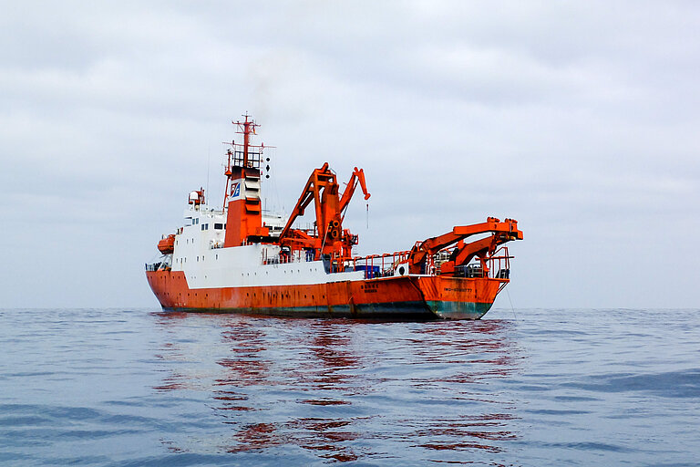 Das Forschungschiff SONNE im Atlantik, das kurz nach dieser Ausfahrt außer Dienst gestellt wurde.