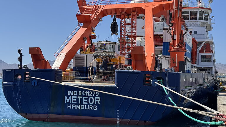 Das Heck eines blauen Schiffes, auf dem der Name "METEOR" zu lesen ist