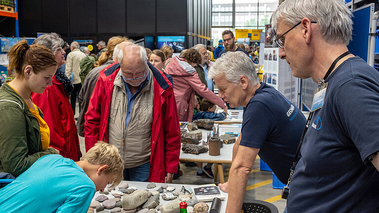 Besucher:innen betrachten Steine