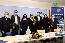 Preisverleihung in Corona-Zeiten. V.l.: Dr. Christian Zöllner (Geschäftsführer Petersenstiftung), Dr. Nabil Sultan (Preisträger), Professorin Dr. Katja Matthes (Direktorin, GEOMAR), Dr. Frauke Klingelhöfer (Preisträgerin), Professor Dr. Christian Berndt (Laudator), Professorin Dr. Heidrun Kopp (Laudatorin), Dr. Hans-Jürgen Wichmann (Vorsitzender Petersenstiftung). Foto: A. Villwock, GEOMAR.