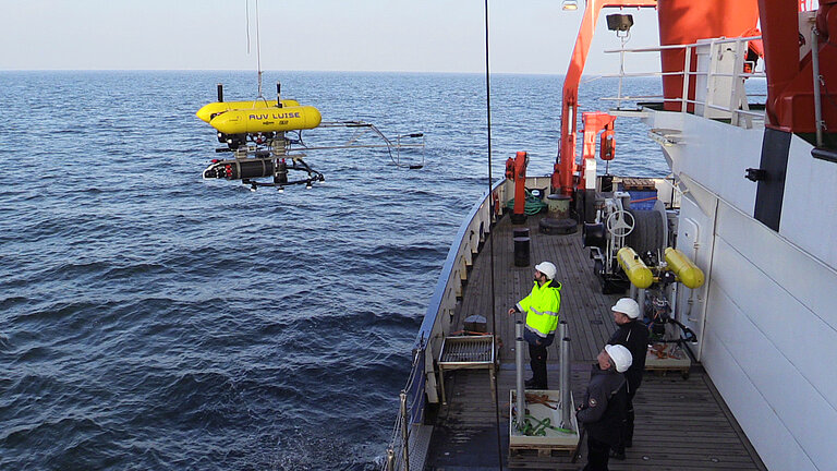 Das Autonome Unterwasserfahrzeug AUV LUISE hängt am Kran des Forschungsschiffs ALKOR
