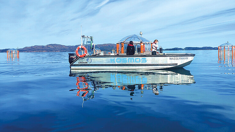 Sampling Day: Jeden zweiten Tag Fahrt werden mit dem Boot Wasserproben an den Mesokosmen genommen. 