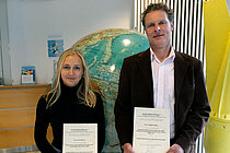 Preisträgerin Lena Holtmanns und Dr. Uwe Krumme, stellvertretend für Stefanie Haase