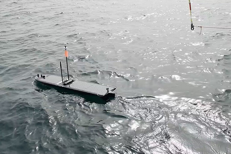 A waveglider off the coast of Oman. GEOMAR is already investigating groundwater discharges off the coast in cooperation with the Centre for Environmental Research (UFZ) and the Omani Institute for Advanced Technology Integration (IATI). Photo: Warner Brückmann/GEOMAR