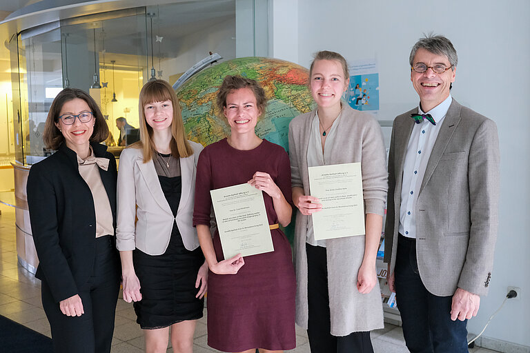 Gruppenbild Von links nach rechts: GEOMAR-Direktorin Professorin Dr. Katja Matthes, Pianistin und Preisträgerin "Jugend Musiziert Regionalwettbewerb Sophie Carolina Abend, Dr. Cora Hörstmann, Anna Christina Hans und GEOMAR-Professor Dr. Arne Körtzinger 