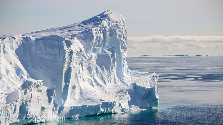 Ein großer Eisberg im Meer