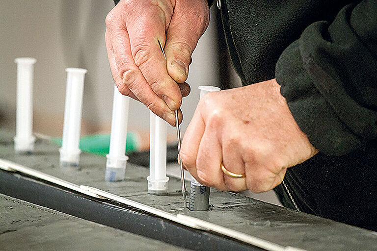 Aus den Arbeitshälften können die Forscher*innen ­Proben für detaillierte geochemische Analysen, zur Alters­bestimmung oder zur Extraktion von Mikrofossilien entnehmen. Foto: GEOMAR