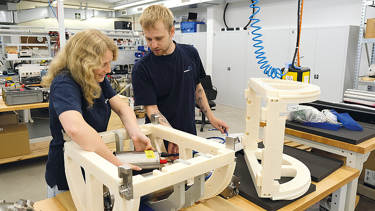 Überprüfung einzelner Segmente und Komponenten des neuen Tauchroboters im AUV-Labor des TLZ. 