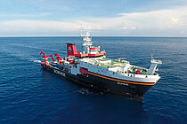 Ein großes Forschungsschiff auf dem Meer, von schräg oben aufgenommen