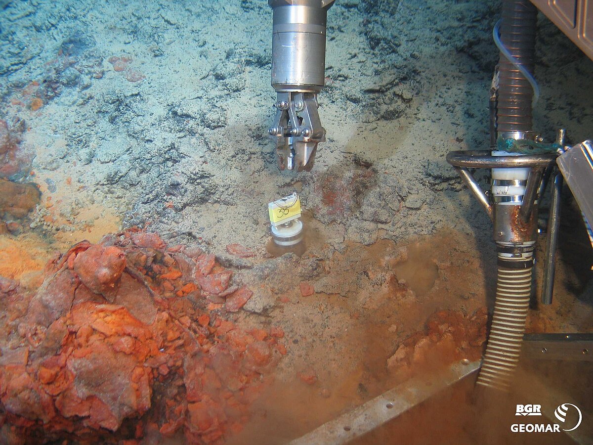 Hydrothermales Sediment: Beprobung mittels Pushcore (3320 m).