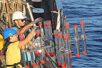 Ausbringen einer Sedimentfalle auf einer Schiffsexpedition