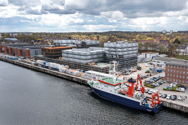 Luftaufnahme des GEOMAR-Neubaus mit Foschungsschiff ALKOR vom Mai 2021.
